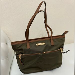 Micheal Kors Kempton Green Medium Size Tote Excellent condition!